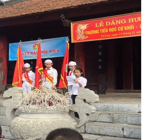 Liên đội Tiểu học Cự Khối tổ chức kết nạp đội viên mới 
tại Đền Cổ Loa - khu di tích lịch sử tiêu biểu 
của dân tộc và của Hà Nội ngàn năm văn vật
